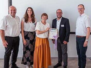 Startschuss für Startup-Hub: Martin Schmitz, Julia Amtmann, Kristina Notz, Sebastian Straubel und Florian Eckardt (v.l.) mit dem Gründungszertifikat für das das „Social-Startup-Hub Bayern, Oberfranken in Coburg“.