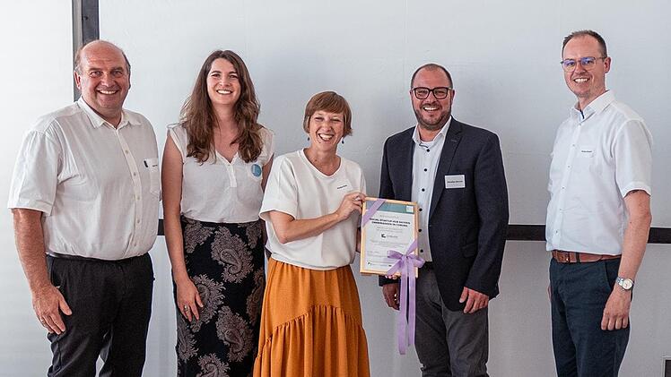 Startschuss für Startup-Hub: Martin Schmitz, Julia Amtmann, Kristina Notz, Sebastian Straubel und Florian Eckardt (v.l.) mit dem Gründungszertifikat für das das „Social-Startup-Hub Bayern, Oberfranken in Coburg“.