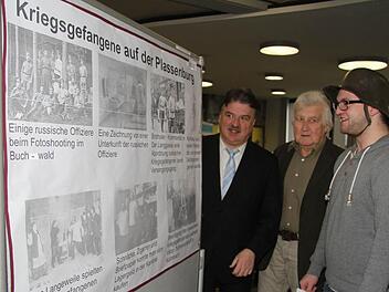 Dominik Müller beleuchtet das Thema Kriegsgefangene auf der Plassenburg und beeindruckte mit seinen Ausführungen Landrat Klaus Peter Söllner und Volker Enzmann von der Fotogruppe des Vereins Natur & Heimat Thurnau. Foto: Sonja Adam