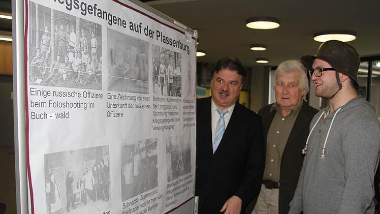 Dominik Müller beleuchtet das Thema Kriegsgefangene auf der Plassenburg und beeindruckte mit seinen Ausführungen Landrat Klaus Peter Söllner und Volker Enzmann von der Fotogruppe des Vereins Natur & Heimat Thurnau. Foto: Sonja Adam