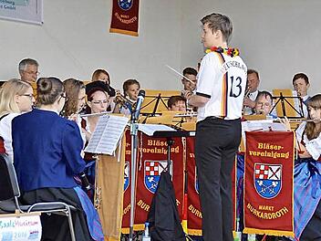Die neue Dirigentin der Bläservereinigung Burkardroth, Manuela Möller, entpuppte sich beim diesjährigen Blasmusik-Open-Air als echter Fußballfan. Sie dirigierte das Orchester im Fußballtrikot.