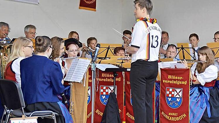 Die neue Dirigentin der Bläservereinigung Burkardroth, Manuela Möller, entpuppte sich beim diesjährigen Blasmusik-Open-Air als echter Fußballfan. Sie dirigierte das Orchester im Fußballtrikot.