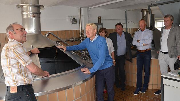 Hans Heller (links) f&uuml;hrte die G&auml;ste aus Wolfsberg durch die Brauerei (von links): Roland Bachmann (Gesch&auml;ftsf&uuml;hrer Lavanttaler Besch&auml;ftigungsintitiative LBI), Anni Eiser (Rathaus Herzogenaurach), Johann Schober, Robert Schmid und Klaus Leopold.  Foto: Bernhard Panzer