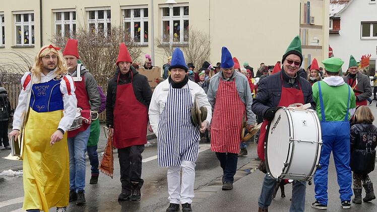 Der Spielmannszug Neuses in diesem Jahr als Zwerge mit  Schneewittchen Foto: Manja von Nida