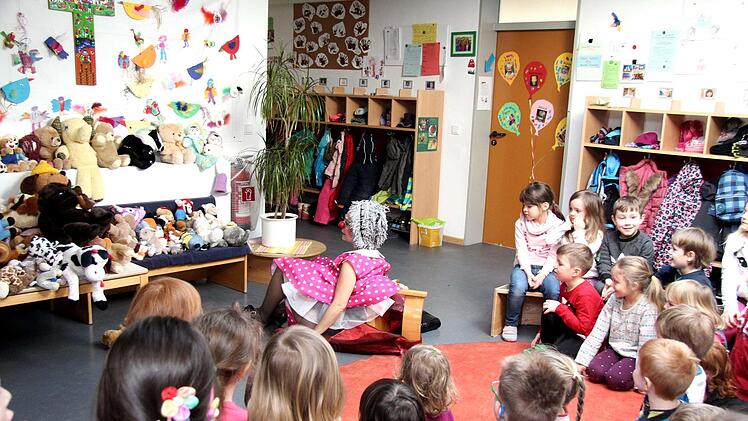 Klinik-Clown Rosa war zu Besuch in Weisendorf   Foto: Richard Sänger