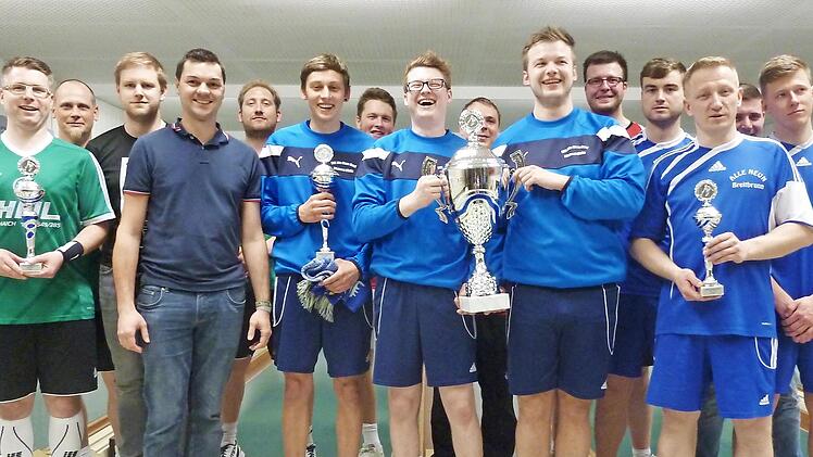 Die Kegler beim Haßberge-Steigerwald-Cup (v. l.): Johannes Rumpel, Thorsten Bräuter, Spielleiter Patrick Löhr, Vorsitzender Philipp Voit, Steffen Montag, Robin Klauer, Lukas Wolfschmitt, Sven Haderlein, Thomas Weisel, Manuel Hörmann, Sebastian Jaeger, Stefan Greul, Andreas Fösel, Dennis Baumann Foto: Günther Österling