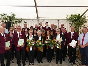 Die Geehrten mit ihrem Chor im Rücken (vorne von links): Heinz Jahn, Berndt Koch, Doris Finzel, Hedwig Absmann, Angelika Toni, Olga Jakelski, Dieter Schwierzke und Michael Dieckmann. Rechts Reinhold Stubrach und hinten links Bürgermeister Helmut Dietz. Dieckmann