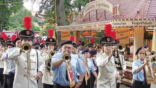 2006 zog die "Grenzmark" (helle Uniform) gemeinsam mit den "Musketieren" der Feuerwehr im Weihersbach ein.  Foto: Archiv