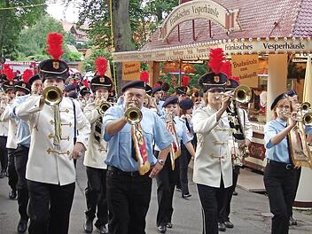 2006 zog die "Grenzmark" (helle Uniform) gemeinsam mit den "Musketieren" der Feuerwehr im Weihersbach ein.  Foto: Archiv