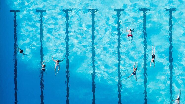 Im Freibad Marktredwitz im oberfränkischen Landkreis Wunsiedel ist am Dienstagabend ein siebenjähriger Junge ertrunken. Symbolfoto: Julian Stratenschulte/dpa