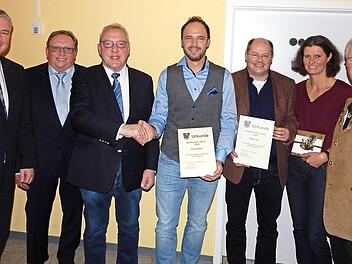 Der Sportler des Jahres 2018 der Gemeinde Neudrossenfeld ist Fußballer und heißt Silvio Knoll (Mitte). Sportlerin des Jahres wurde die Luftgewehrschützin Katja Linz, deren Eltern Markus und Sandra Linz (Dritter und Zweite von links) die Ehrung entgegennahmen. Es gratulierten (von links) Gerald Weinrich, stellvertretender Landrat Dieter Schaar, Bürgermeister Harald Hübner und Jürgen Küfner. Foto: Horst Wunner