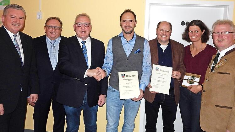 Der Sportler des Jahres 2018 der Gemeinde Neudrossenfeld ist Fußballer und heißt Silvio Knoll (Mitte). Sportlerin des Jahres wurde die Luftgewehrschützin Katja Linz, deren Eltern Markus und Sandra Linz (Dritter und Zweite von links) die Ehrung entgegennahmen. Es gratulierten (von links) Gerald Weinrich, stellvertretender Landrat Dieter Schaar, Bürgermeister Harald Hübner und Jürgen Küfner. Foto: Horst Wunner