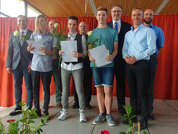 Ein besonderes Lob erfuhren die Klassenbesten (vorne von links) Moritz Hartel, Leonie Görs und Finn Deichmann. Es gratulierten (hinten von links) Karl Kolb, Harald Tkaczuk, Dominik Schuster, Udo Döhler, Bernd Höfer, Matthias Görs. Foto: Doris Weidner