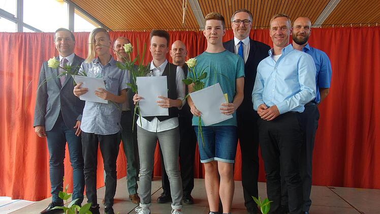 Ein besonderes Lob erfuhren die Klassenbesten (vorne von links) Moritz Hartel, Leonie Görs und Finn Deichmann. Es gratulierten (hinten von links) Karl Kolb, Harald Tkaczuk, Dominik Schuster, Udo Döhler, Bernd Höfer, Matthias Görs. Foto: Doris Weidner