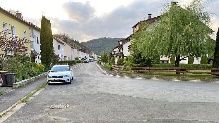 Die Straße "Am Fallenholz" in Wallenfels ist die erste, welche unter Bürgermeister Jens Korn in der Stadt saniert wird. Eine durchgeführte Begutachtung mit Festlegung von Prioritäten erbrachte, dass man in diesem Bereich die schlechtesten Fahrbahnverhältnisse hat.  Foto: Michael Wunder