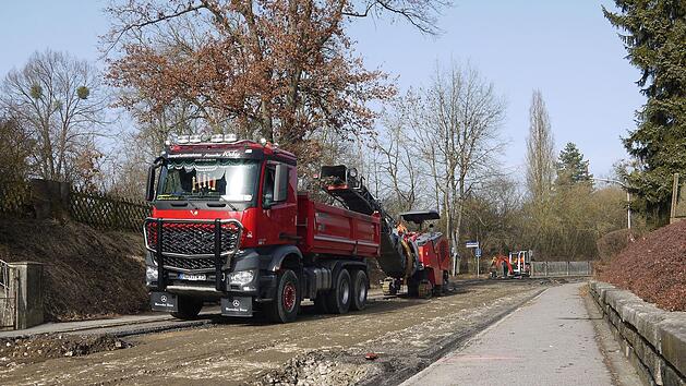 Fortsetzung folgt:  Nachdem im Fr&uuml;hjahr 2021 mit dem Ausbau der Heldritter Stra&szlig;e (Bild)  begonnen wurde, steht heuer die Fertigstellung des gemeinsamen Stra&szlig;enbauprojektes mit dem Landkreis an. Neben der Fahrbahn und den Gehwegen hat die Stadt auch die Kanal- und Versorgungsleitungen dort erneuert.