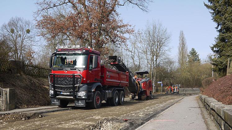 Fortsetzung folgt:  Nachdem im Frühjahr 2021 mit dem Ausbau der Heldritter Straße (Bild)  begonnen wurde, steht heuer die Fertigstellung des gemeinsamen Straßenbauprojektes mit dem Landkreis an. Neben der Fahrbahn und den Gehwegen hat die Stadt auch die Kanal- und Versorgungsleitungen dort erneuert.