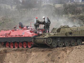 Der Feuerlöschpanzer im Einsatz: Eine Rettung wird simuliert.  Foto: G. Bauer