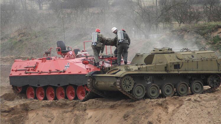 Der Feuerlöschpanzer im Einsatz: Eine Rettung wird simuliert.  Foto: G. Bauer