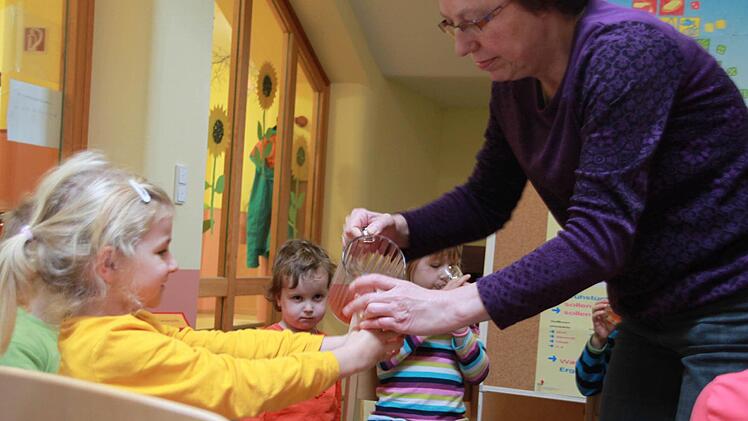 Der selbstgemachte Eistee aus Tee und Apfelsaft kam bei den Kindern sehr gut an.