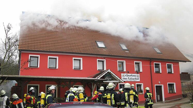 Wohnhausbrand in Dorfhau Foto: Benjamin Schweidler