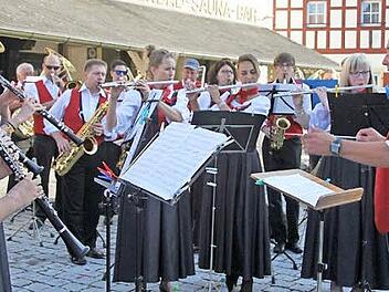 Der Musikverein Kasendorf lud zur Sommer-Serenade auf dem Marktplatz ein. Im Anschluss wurde gegrillt, und Sigi Münch sorgte für gute Unterhaltung. Foto: Sonja Adam