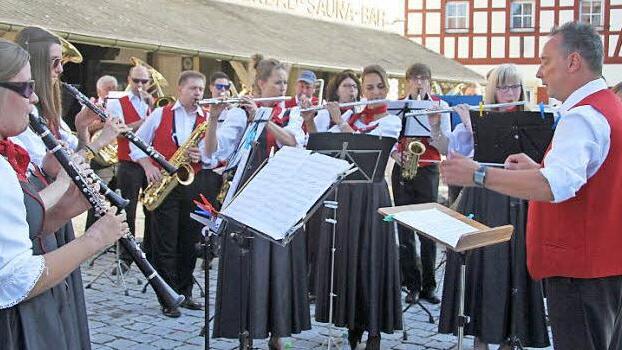 Der Musikverein Kasendorf lud zur Sommer-Serenade auf dem Marktplatz ein. Im Anschluss wurde gegrillt, und Sigi Münch sorgte für gute Unterhaltung. Foto: Sonja Adam