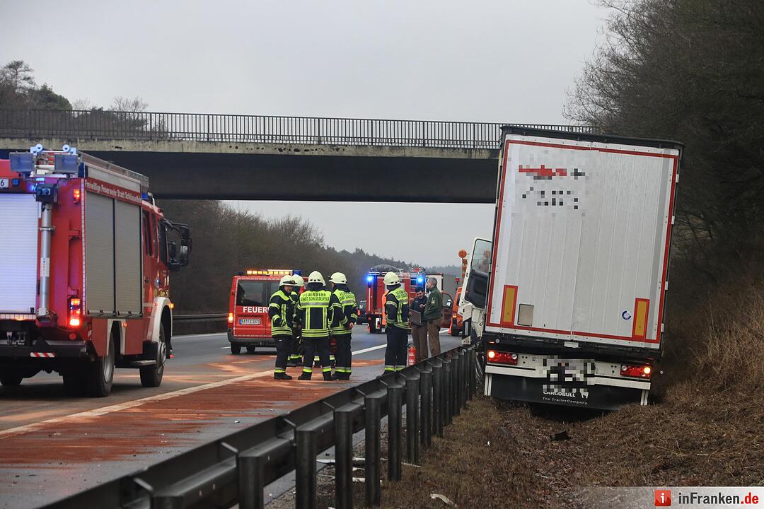 Leitplanke niedergewalzt und Tank aufgerissen - Lkw verunfallt auf der A3