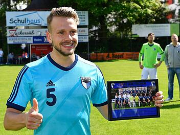 Max Bauernschmitt und vier weitere Spieler der SpVgg Jahn Forchheim wurden vor dem letzten Heimspiel gegen den TSV Unterpleichfeld (3:0) offiziell verabschiedet. Nun geht es noch die Relegation.  Fotos: Sportfoto Zink