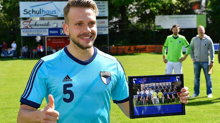 Max Bauernschmitt und vier weitere Spieler der SpVgg Jahn Forchheim wurden vor dem letzten Heimspiel gegen den TSV Unterpleichfeld (3:0) offiziell verabschiedet. Nun geht es noch die Relegation.  Fotos: Sportfoto Zink
