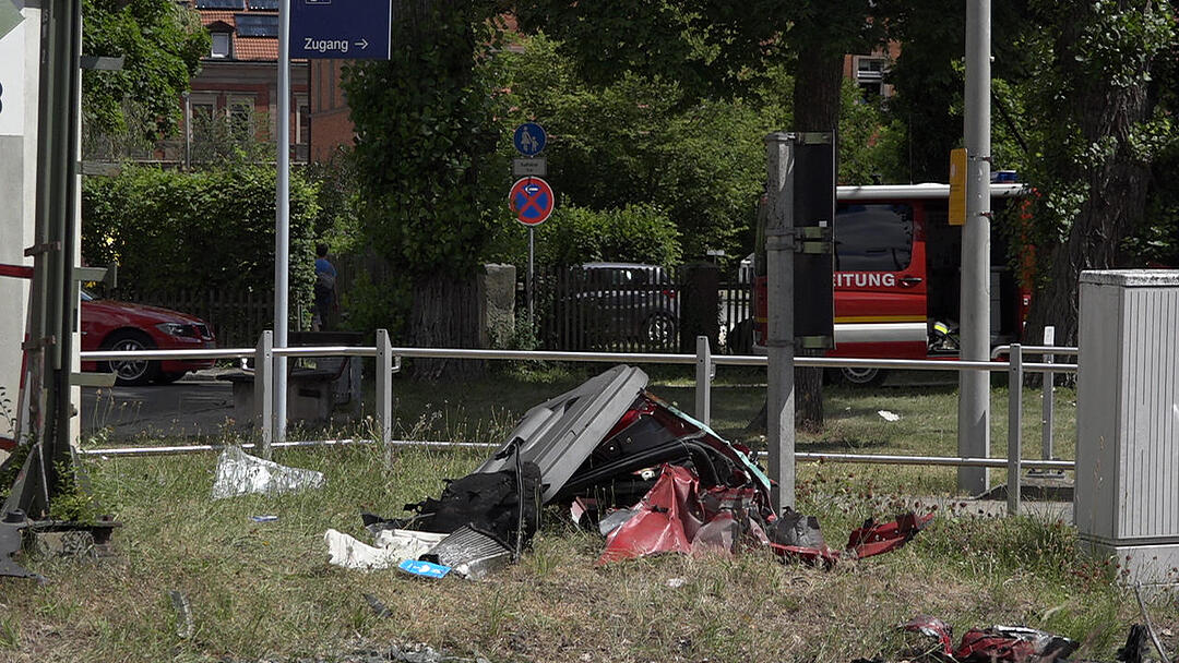 Auto fährt in Roth trotz Warnzeichen auf Gleise und wird von Zug erfasst