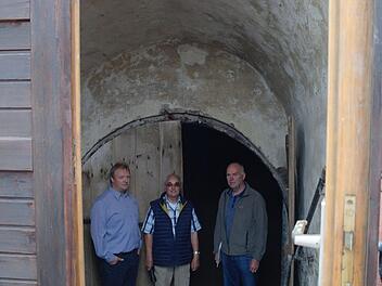 Thomas Brand, Werner Schaidt und Arno Müller (von links) führen die Besucher nicht hinters Licht, aber in den dunklen Zehntkeller.  Fotos: Stephanie Elm
