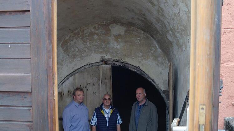 Thomas Brand, Werner Schaidt und Arno Müller (von links) führen die Besucher nicht hinters Licht, aber in den dunklen Zehntkeller.  Fotos: Stephanie Elm