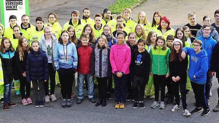 Zusammen mit 14 Coburger Jugendlichen wurden auch acht Lichtenfelser Jugendliche bei einem viertägigen Lehrgang von einem kompetenten Team zu Verkehrskadetten ausgebildet. Darüber freute sich Kevin Tischer (rechts), der Hauptgruppenleiter der Lichtenfelser Verkehrskadetten.  Foto: Alfred Thieret