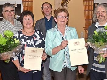 Ehrungen im Kindergarten Herz-Jesu-Pressig (v. l.): links Klaus Herbst, Irene Kopp, Thomas Pyka, Ulla Übelacker, Pater Helmut Haagen Foto: K.- H. Hofmann
