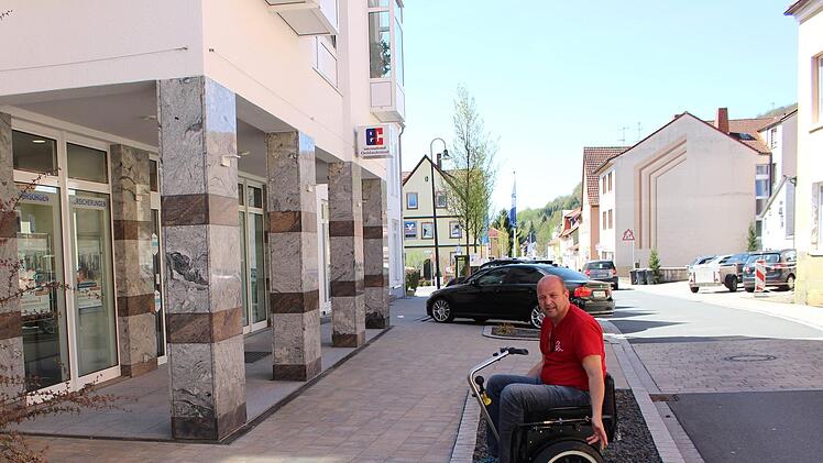 Dieser nicht genutzte Platz direkekt vor der Volksbank wäre Ideal für einen Behindertenparkplatz - findet Andreas Knüttel. Foto: Julia Raab