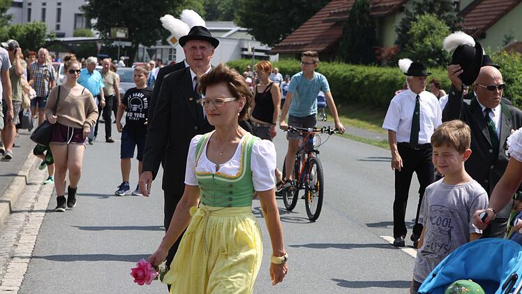 Der Schützenumzug in Wallenfels war farbenprächtig. Foto: Michael Wunder