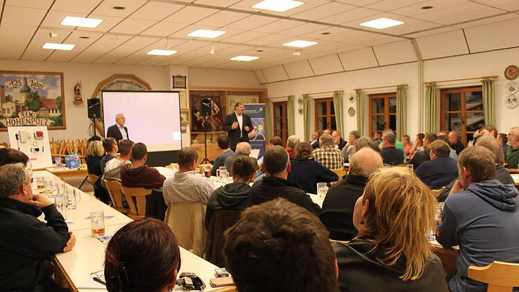 Helmut Krämer und Martin Leybold beantworten Frage. Foto: Carmen Schwind