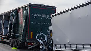 T&ouml;dlicher Unfall auf der A3: Stauende &uuml;bersehen - Kleinlaster prallt mit voller Wucht auf Lkw