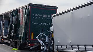Tödlicher Unfall auf der A3: Stauende übersehen - Kleinlaster prallt mit voller Wucht auf Lkw Tödlicher Unfall auf der A3: Stauende übersehen - Kleinlaster prallt mit voller Wucht auf Lkw