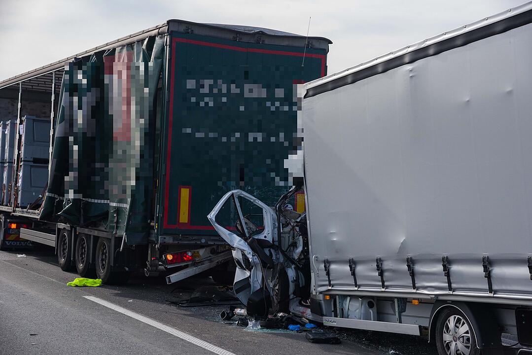 Tödlicher Unfall auf der A3: Stauende übersehen - Kleinlaster prallt mit voller Wucht auf Lkw