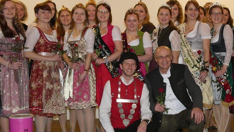Auch einmal umringt von den vielen Prinzessinnen sein, das wollte Landrat Wilhelm Schneider. Sebastian Gocker erfüllte ihm diesen Wunsch gerne.