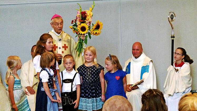 "Schön, dass du da warst!", sagten diese Kindergartensprößlinge, die dem Erzbischof am Ende des Festgottesdienstes Blumen überreichten.