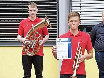 Musiklehrer Wolfram Hirsch, Christian Then-Eck, Paul Schamberger, Anton Mock, Andreas Geyer und Marius Mock (von links) nahmen den Preis für die Realschule entgegen.  Foto: Frank Ziegler/Jakob-Cirio-Realschule Hofheim