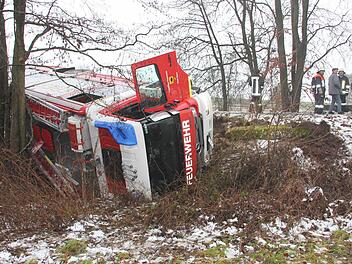 Betroffen schauten die Helfer ein der Unglücksstelle drein.Fotos: Michael Will/Ralf Kestel
