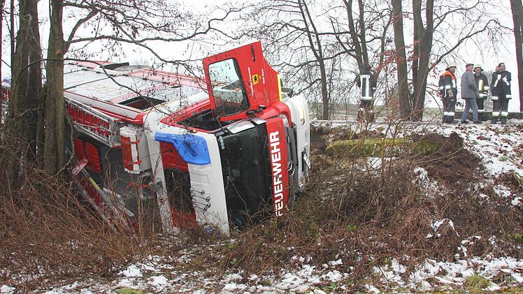 Betroffen schauten die Helfer ein der Unglücksstelle drein.Fotos: Michael Will/Ralf Kestel