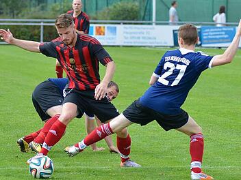 Jan Meschede (rotes Trikot) und der SV Wachenroth waren in einem guten A-Klassen-Spiel oft einen Tick reaktionsschneller. Foto: Picturedreams