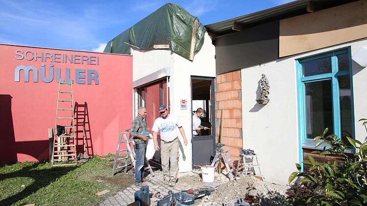 Der Wiederaufbau der niedergebrannten Schreinerei Müller in Reckendorf läuft auf vollen Touren. Foto: Barbara Herbst