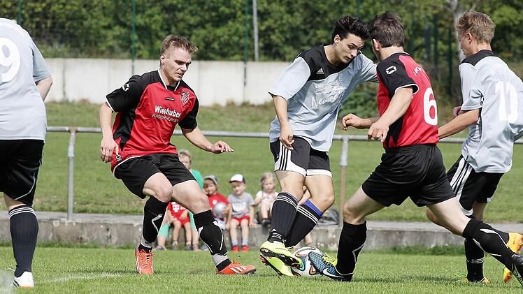 Marion Tasca vom FSV Freienfels-Krögelstein (am Ball) wird von Fränki Hofmann attackiert; links Alexander Schlake, rechts Florian Brendel.
