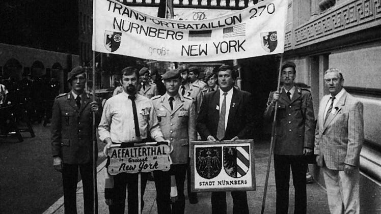 Damaliges Vorstandsmitglied Hans Deuerlein (rechts) mit Heiner Schmitt (2. v. l.) auf der Steubenparade in New York, 1989 im September.  Foto: löw